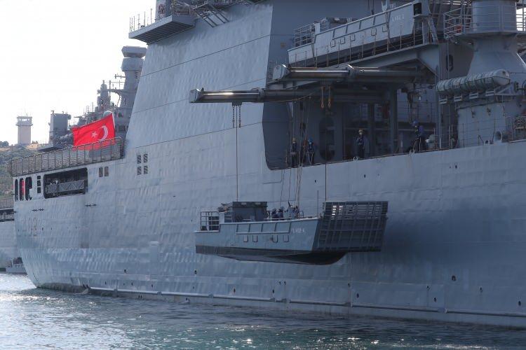 <p> Ekip dumanlar içinde önce yangına ilk müdahaleyi yapıyor. Ardından gerçek bir olay gibi gemideki elektrik kesiliyor ve müdahale acil durum ışığında dumanlar içinde sürdürülüyor. Yangının söndürülmesi ile de tatbikat tamamlanıyor.</p>