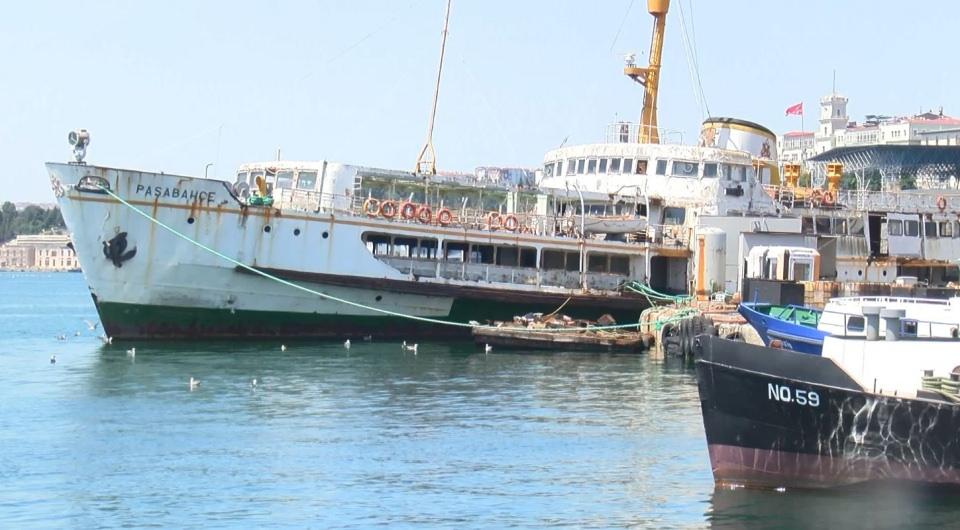 <p>28 Haziran 2021 tarihinde başlayan restorasyon çalışmalarının 1 Ağustos 2021'de bitirilmesi planlanıyor. Restorasyon çalışmalarının ardından gemi Rahmi M. Koç müzesine geri götürülecek. </p>
<p> </p>
<p>"FİLOMUZUN EN ESKİ GEMİLERİNDEN BİRİ, İSTANBULLULAR 'BAHÇE SERİSİ' OLARAK BİLİYOR"</p>
<p>İstanbul Şehir Hatları A.Ş. Genel Müdürü Sinem Dedetaş "Fenerbahçe Gemisi filomuzun en eski gemilerinden biri, İstanbullular bunu 'Bahçe Serisi' olarak biliyor. Bu gemiler; Fenerbahçe, Dolmabahçe ve Paşabahçe... Dolmabahçe şu an yaşamıyor söküme gönderildi. Fenerbahçe Gemisi hurdaya ayrılmak yerine, içinde Yalvaç Ural'ın da eserlerinin sergilendiği Rahmi Koç'a bırakılıyor. Gemi müze olarak İstanbullular ile buluşuyor. Suda durduğu için bir takım çürümeler meydana geliyor ve bakılması gerekiyor. İBB'ye ait olan bu geminin bakımlarını da İBB üstleniyor" dedi. </p>
<p> </p>
<p>"PAŞABAHÇE DE RESTORE EDİLİP, SEFER YAPMAYA BAŞLAYACAK"</p>
<p>Sinem Dedetaş "Saclarında bir takım hasarlar oluştuğu için, çürükler ve delikler oluştuğu için batma tehlikesi bulunuyor. O yüzden delik olan sacların onarımı yapıldı. </p>