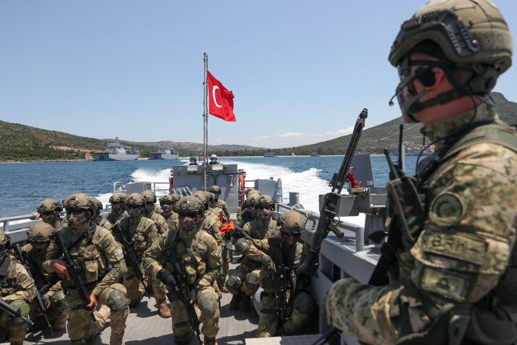 <p><strong>"AMFİBİ HAREKATTA DENİZ KUVVETLERİ KOMUTANLIĞI'NIN TÜM İHTİYAÇLARINI KARŞILAYABİLECEK İMKAN VE KABİLİYETTEDİRLER"</strong></p>
<p>TCG Bayraktar İkinci Komutanı gemi ve görevleri hakkında bilgiler vererek şunları kaydetti: </p>
<p>"TCG Bayraktar Deniz Kuvvetleri Komutanlığı'nın amfibi harekat icra edebilen en büyük tank çıkarma gemisi olan Bayraktar sınıfı LST'lerin ilki olarak 2017 tarihinde hizmete girmiştir. </p>