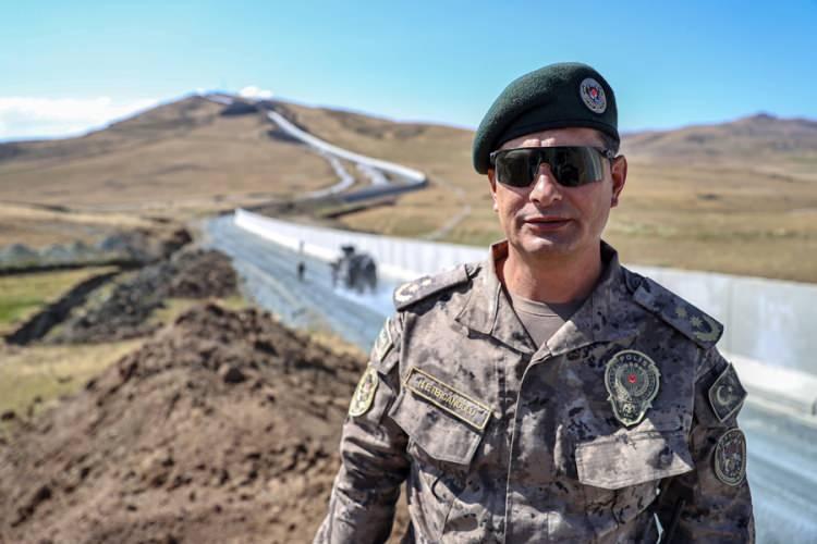 <p>İhalesi yapılan 64 kilometrelik kısımda duvar örme çalışmaları hızla sürüyor. 4 metre derinliğinde ve 4 metre genişliğinde 110 kilometre hendek kazılan, 76 monoblok ve lego kule inşa edilen sınır hattında güvenlik güçleri, bölgeyi kontrol altında tutuyor.</p>