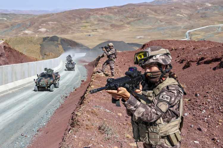 <p>Sınır hattının güvenliği için fedakarca görev yapan polisler, İHA ve SİHA görüntüleriyle de sınırı geçmeye çalışan göçmenleri yakalayarak ilgili birimlere teslim ediyor.</p>