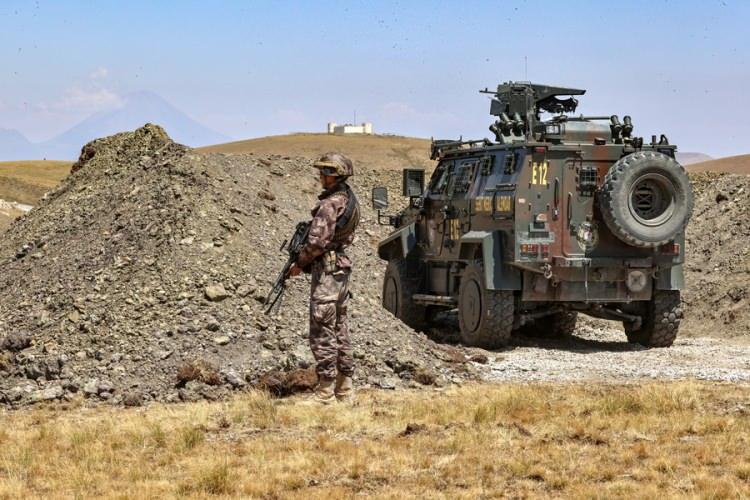<p>Sınır hattında kutsal bir görev yürüttüklerini belirten Tercanoğlu, 15 gün önce bölgede faaliyetlere başladıklarını, sınır hattı boyunca 35 tim ve 50 zırhlı araçla bölgenin kontrolünü sağladıklarını dile getirdi.</p>