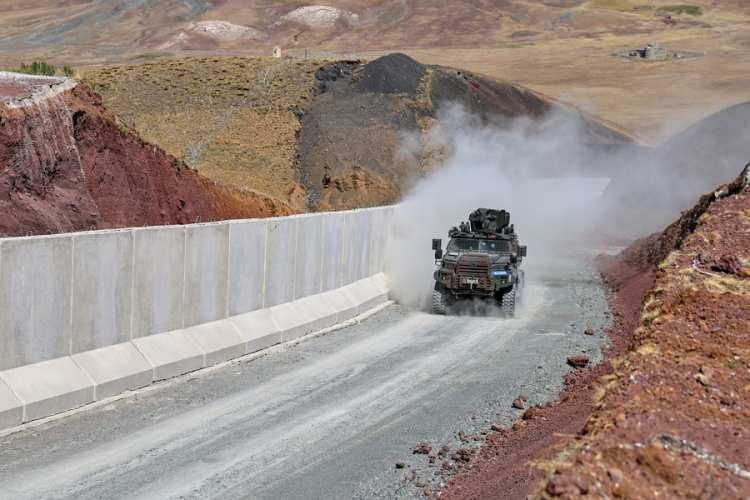 <p>Hem hudut hattında hem de hattın gerisindeki ana ve tali yollarda devriye, pusu ve keşif faaliyetleri icra ettiklerini anlatan Tercanoğlu, şunları kaydetti:</p>
<p> </p>
<p> </p>