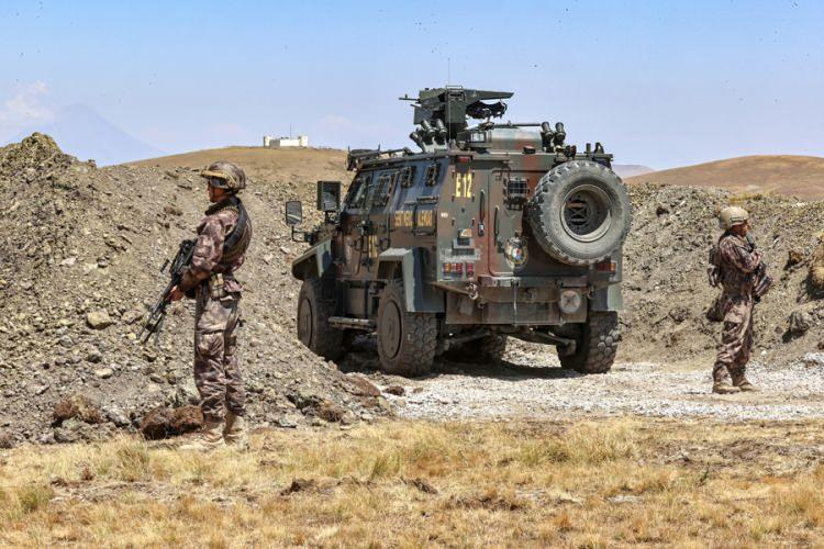 <p>"Başta terörle mücadele olmak üzere kaçakçılık faaliyetlerinin önlenmesi ve düzensiz göçmen hareketinin engellenmesi amacıyla görev yürütüyoruz. Burada yalnız değiliz. Bizimle beraber Kara Kuvvetleri Komutanlığı ve Jandarma Genel Komutanlığımızın personeli de görev yapıyor. Koordineli bir şekilde ve 7 gün 24 saat kesintisiz şekilde tüm alanda her türlü güvenlik tedbirini alıyoruz. Teknolojik anlamda da drone, termal kameralar ve diğer kamera sistemleri mevcut. Sahada da bunları aktif şekilde kullanıyoruz. Personelimiz burada fedakarca görev yapıyor. Sınır hattının tamamında görev yaptığımız için herhangi bir geçiş olmuyor. Farklı noktalardan geçiş yapanları da tali ve ana yollarda uyguladığımız pusu faaliyetleri, yol kontrolleriyle yakalıyoruz. İHA ve SİHA görüntüleri de koordineli bir şekilde aktarılıyor. Böylece sınırın içine giren göçmenleri de kısa sürede ilgili birimlere teslim ediyoruz."</p>