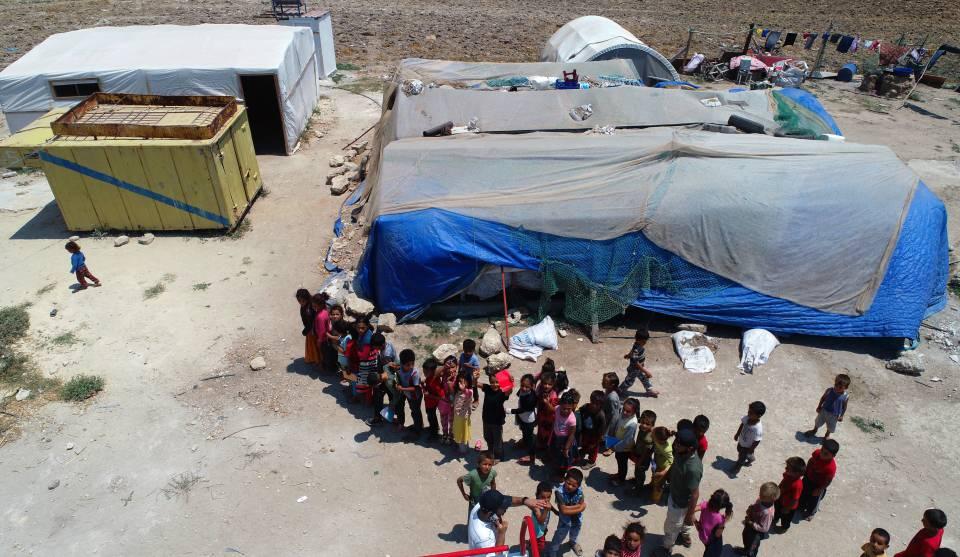 <p>Sosyal medyada ihtiyaç sahipleriyle hayırseverleri buluşturan Ogün Sever Okur ise bir gün bölgeyi ziyaret ettiğinde Ahmed Muhemit’in derme çatma bir çadırda eğitim verdiğini gördü.</p>

<p> </p>
