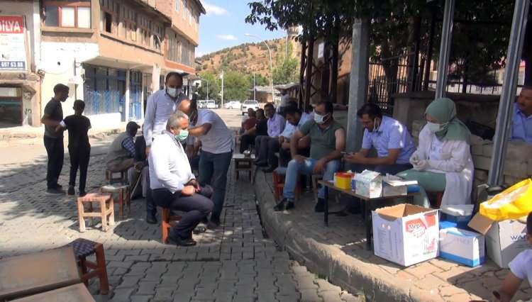 <p>Kale Mahallesi’ne giden sağlık ekipleri de kahveleri gezerek, aşının önemini anlattı. Muhtar Murat Aydın'ın da destek verdiği sağlıkçılar, bir bölümünü aşı standına çevirdikleri kahvede isteyenleri Covid-19'a karşı aşıladı. </p>

<p> </p>
