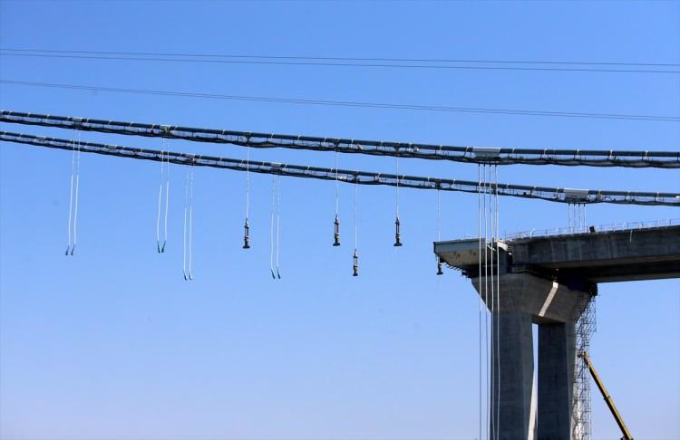 <p><strong>- Açılış 18 Mart 2022'de</strong></p>
<p>Özellikleri itibarıyla "simgelerin köprüsü" olarak anılan, mühendisliğindeki ince detaylarla öne çıkan, "dünyanın en uzun orta açıklıklı köprüsü" olacak 1915 Çanakkale Köprüsü'nün iki ayak aralığı, Türkiye Cumhuriyeti'nin kuruluşunun 100'üncü yılıyla anlamlandırılarak 2023 metre olarak tasarlandı.</p>
<p> </p>