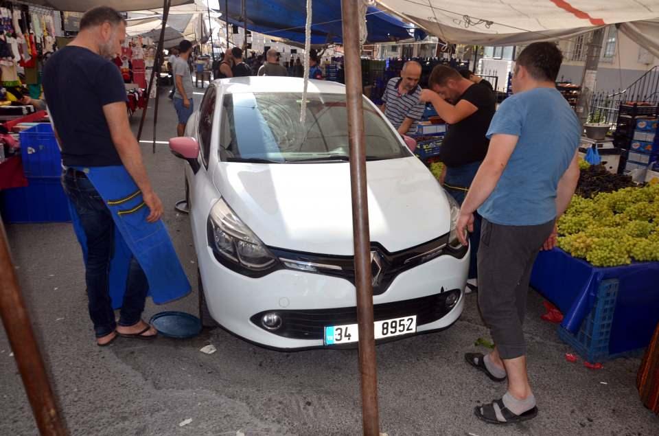 <p>Otomobil üzerinde herhangi bir telefon numarası bulamayan pazarcılar, sahibine ulaşamadıkları aracın çekilmesi için polis ve Avcılar Belediyesi zabıtasına haber verdi. </p>