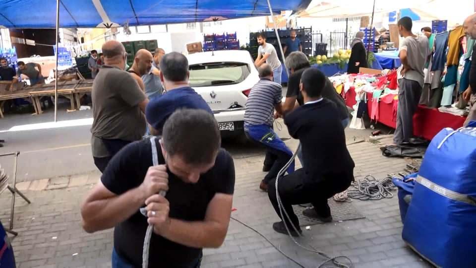 <p> </p>
<p>Pazarcılar geçici çözüm olarak, aracın ucundan kaldırıp, lastiklerinin altına metal tepsiler yerleştirdi. Böylece otomobili ortaya iterek, tezgahlarını yerleştirmeye başladı. </p>