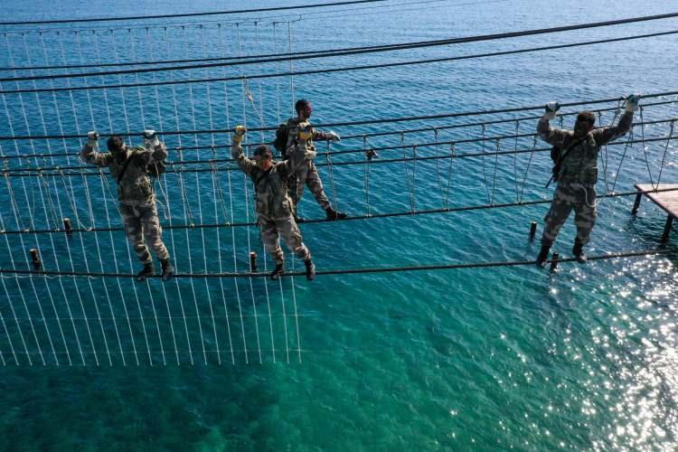 <p>Komando olmayı hep hayal ettiğini vurgulayan Colley, "Komando kursu almak bizim ülkede çok avantajlı bir şey. Zaten devletimiz bunun için gönderdi bizi. Ülkemize gidince bu komando kursunda gördüğümüz şeylerin çok faydası olacak. Biz de oradaki askerlere bunu anlatacağız. Bu eğitim hayatımız boyunca devam edecek. Komando eğitimi kolay bir şey değil." ifadelerini kullandı.</p>

<p> </p>

<p>Astsubay Çavuş Amadou Boobb da 2018'de Türkiye'ye geldiklerini ve Türkçe dersleri de aldıklarını söyledi.</p>

<p> </p>

<p>Bu yıl da Foça'ya geldiklerini belirten Boobb, "Türkiye'de aldığımız kurs bize çok şey kattı. Türkiye çok iyi bir ülke ve insanlar sosyal olarak çok iyi. Ben de burada olmaktan çok memnun oldum." şeklinde konuştu.</p>

<p> </p>

<p>Aynı ülkeden Astsubay Çavuş Jerreh Sanyong ise zorlu geçen kurs sayesinde çok iyi duruma geldiklerini kaydetti.</p>
