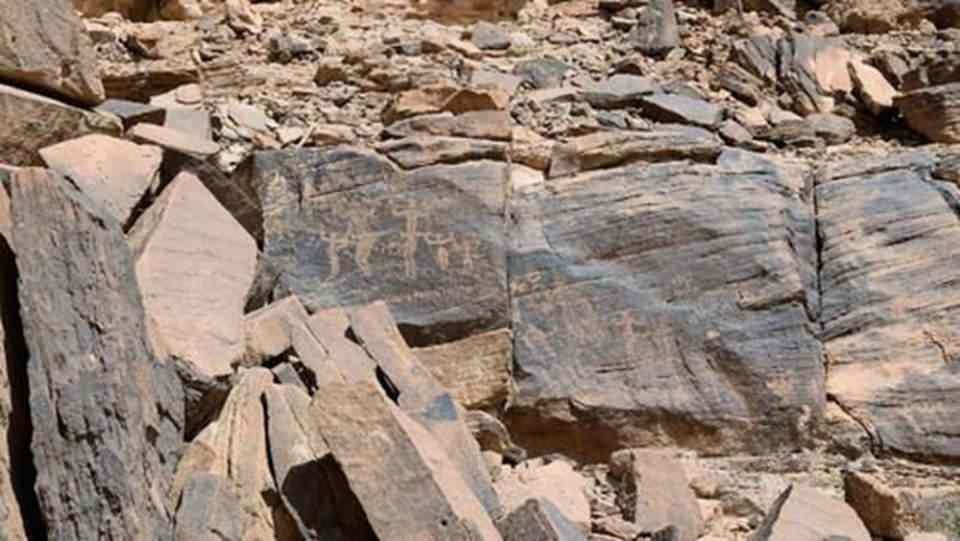 <p>Alan, kuyuların hala tatlı su içerdiği eski bir kervan yolu üzerinde yer alan, Müsned kentinde yer alıyor. Bölgede, Aramice-Nabatean, Güney-Arapça, Semudik, Yunanca ve Arapça dahil olmak üzere birçok dilde yazıtlar bulunuyor.</p>
