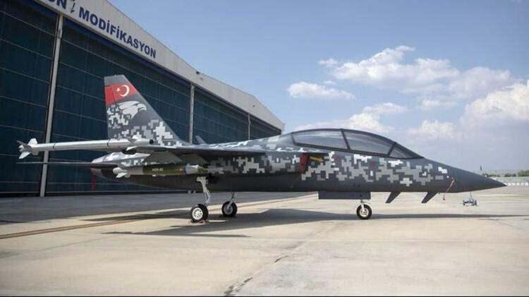 <p><strong>HÜRJET:</strong> 2022’nin sonunda uçacak. 2025’ten itibaren saldırı donanımları taşıyabilecek hale gelecek. 45 bin feet irtifaya çıkabilecek, 2592 kilometre menzile sahip olacak ve 2721 kilogram yük taşıyabilecek.</p>