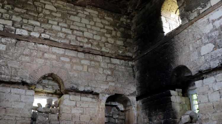 <p>"Osmanlı su uygarlığıyla mimarisinin buluştuğu yapı"<br />
Edirneli tarih araştırmacısı Kutalmış Bayraktar, tarihi caminin 19`uncu yüzyılın sonlarına doğru yıpranmaya başlayarak kullanımının durduğunu söyledi. Bayraktar, "Bu yapı aslında geçmişte unuttuğumuz Tunca elitizminin göstergesidir. Bizim öncelikle bu yapıyı korumak için çok ciddi tartışmamız lazım. Mimari olarak çok önemli istisnaları yok fakat burasını önemli kılan tarafı yapıldığı yerle alakalı çünkü su dünyası ile kara dünyasına bir sınır teşkil edilen bu yalı cami, aslında Osmanlı su uygarlığında doğa ile mimarinin hem buluştuğu hem de birbirine meydan okuduğu yerde. Tunca Nehri, Saraçhane Köprüsü`nden Kasımpaşa burnuna kadar çok güzel yalıları bünyesinde barındırmış. Bu yalıların da hiçbir tanesi günümüze taşınmamış. Bu cami halen ayaktaysa şunu anlamalıyız ki aslında tekrar bir Tunca elitizmi yaratılabilir ve harika günlerine dönebilir" diye konuştu.</p>