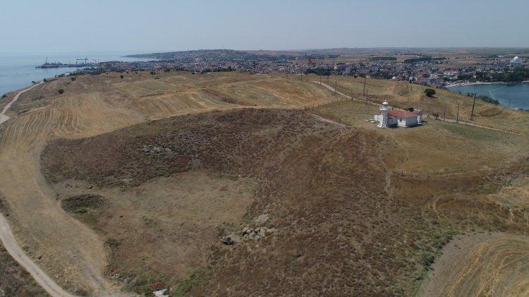<p>Erdem, kazı çalışmalarının sonuçlarının merakla beklendiğini aktararak, şunları kaydetti:</p>
<p>"Antik kentin üzerinde büyük ölçüde modern yerleşim var. Şansımız, akropol bölümüne şimdiye kadar hiç dokunulmamış. Tapınak ve tiyatro gibi büyük kamu yapılarının olduğu yerlere dokunulmamış. Kazılarımıza bu alanlardan başlayacağız. Kazıların ardından kent halkına ve gelen ziyaretçilere burası gezdirildiği zaman bir şeyler sunulmalı. Bunlar, çeşitli levhalar ve canlandırma resimlerle yapılacak. Burada bir gezi güzergahı oluşturulacak."</p>