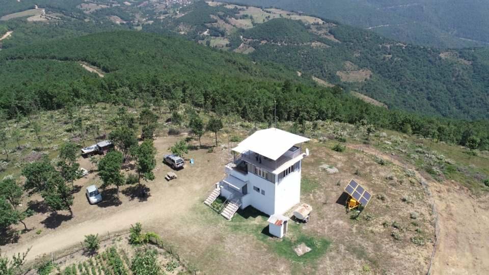 <p><strong>‘ÇOCUKLARIM DUMAN GÖRÜNCE BİZİ UYARIYORLAR’</strong></p>
<p>Eşiyle birlikte 9 yıldır kulede nöbet tutan Vasfiye Aydoğdu ise çocuklarının da duman görünce kendilerini uyardığını kaydederek, “2012 yılından beri bu işi severek yapıyorum. Burası hem tatil hem iş gibi. Merkeze indiğimizdeki hayatımızla buradaki farklı oluyor.</p>
