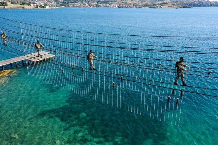 <p>Meskun mahal, sızma gibi tatbikatları da başarıyla icra eden komandolar, yakın dövüş hareketleri eğitiminin yanı sıra hayatı idame tatbikatında 3 gün boyunca açlık, zorlu arazi ve iklim koşullarında ayakta kalmayı başardı.</p>
<p> </p>