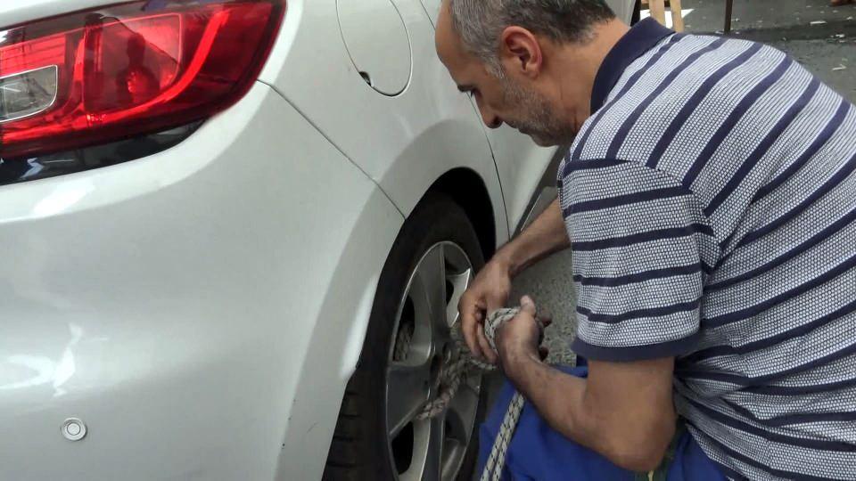 <p>Bir pazarcı, 3 hafta önce de benzer olayla karşılaştıklarını o tarihte yaptıkları "3 tişört alana 1 otomobil bedava" esprisini gerçek zanneden sürücünün aracını buraya bırakmış olabileceğini dile getirdi.</p>
<p> </p>