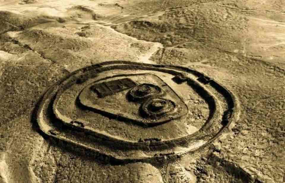<p><strong>DÜNYANIN EN ESKİ GÜNEŞ GÖZLEMEVİ - PERU</strong><br />
<br />
Amerika kıtasındaki en eski Güneş gözlemevi, UNESCO Dünya Mirası statüsüne layık görüldü ve “insan yaratıcı dehasının başyapıtı” olarak adlandırıldı.  Kuzey Peru'da bir çöl vadisinde yer alan 2 bin 300 yıllık arkeolojik kalıntı Chankillo, kültürel anıtlar listesine eklenen 13 yeni küresel siteden biriydi.</p>

<p><br />
MÖ 250 ile 200 yılları arasına tarihlenen antik yerleşimin en bilinen özelliği ise bir sırt üzerinde sıralanan on üç kuleden oluşması… </p>
