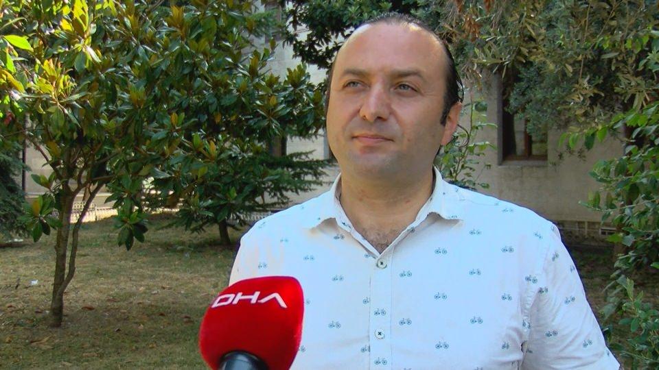 <p><strong>"ÇEKİRGELER NORMALDE ZARARSIZDIR"</strong></p>
<p>Dr. Öğretim Üyesi Dikmen, sözlerine şu şekilde devam etti: "Bu çekirgelerin boyları biraz büyük olur. Ancak uçmaya başladıklarında ufak bir serçe uçuyormuş gibi bir görünüme kavuşur. Bu nedenle böceklere çok aşına olmayan insanlar için bu çekirgeler korkutucu olabilir. Ancak bu çekirgeler normalde çok zararsızdır" diye konuştu.</p>