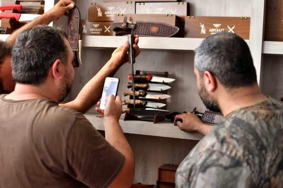 <p>Henüz geri dönen olmadı. Benim yaptığım bıçaklarla demir bile kesilir, bıçaklarım zarar görmez. Merdiven altı bir atölye değiliz. Yaptığımız işin arkasındayız." diye konuştu.<br />
<br />
 </p>

