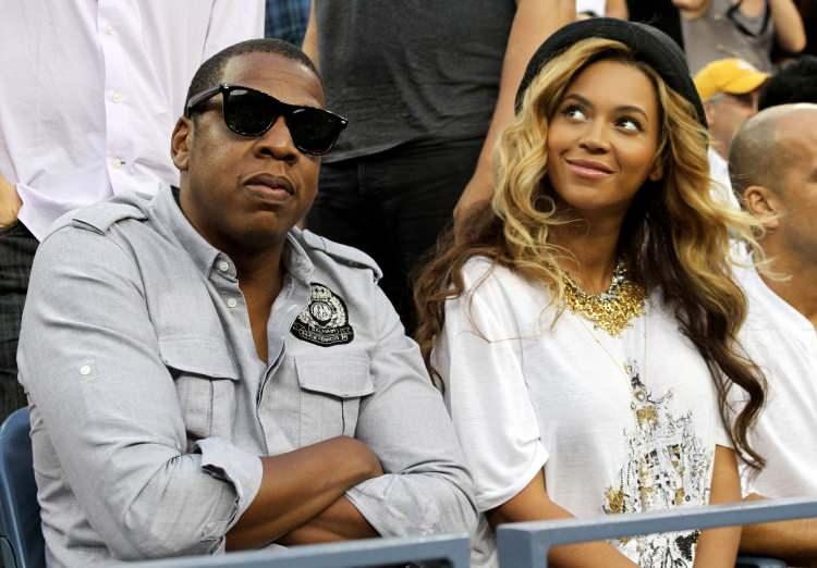 <p><strong>Ünlü rap yıldızı Jay-Z ile evli olan Beyonce'nin New Orleans'taki evinde çıkan yangın paniğe neden oldu. Evde kimsenin olmaması ise can kaybına yol açmadı. Ancak yangının nedeni ise hayranlarını korkuttu. Gerçek ise sonra ortaya çıktı. Çiftin evi kimliği belirlenemeyen kişiler tarafından kundaklandığı söylendi. </strong></p>
