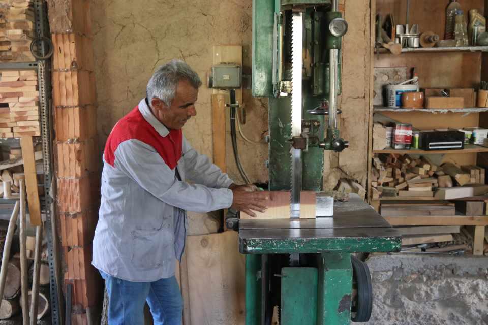 <p>Hammaddemiz ağaç. Doğada gezerken gördüğüm, rüzgardan kırılmış ağaç dalı herhangi bir insan için bir şey ifade etmezken benim için o dal fincandır, bardaktır, kaşıktır.</p>
