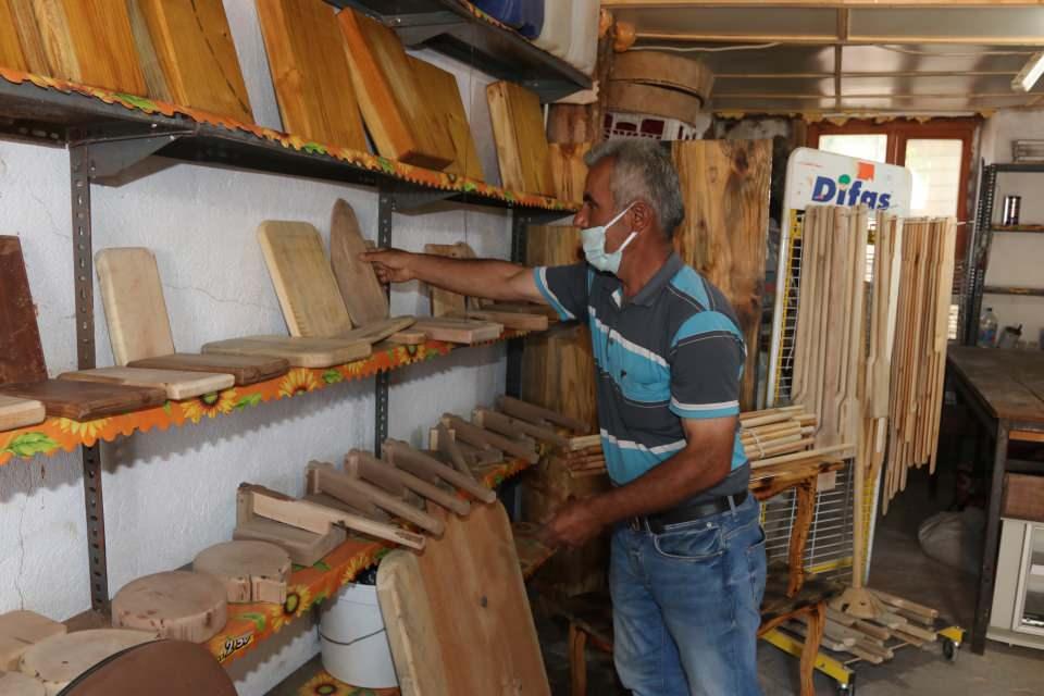 <p>Babasıyla civar köylerde yeni yapılan evlerin ahşap işlerini yaptıklarını ancak teknolojinin gelişmesiyle ahşap yerine PVC kapı ve pencerelerin tercih edilmeye başlandığını belirten Aslan, bu nedenle işlerinin zamanla azaldığını ifade etti.<br />
</p>
