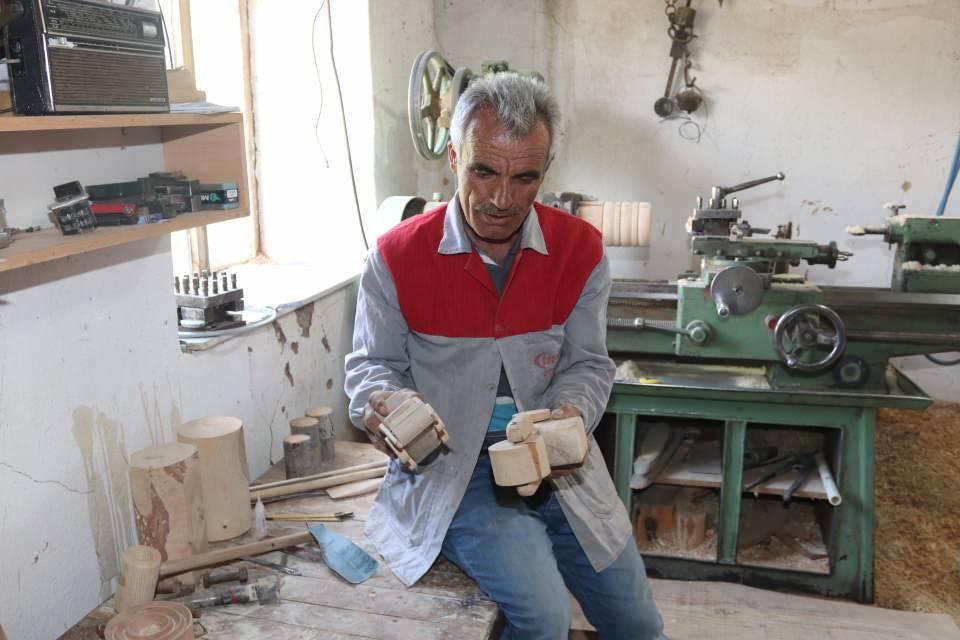 <p>"Ağaçtan ne yapılabiliyorsa yapıyorum. Güne göre ihtiyaçlar ve istekler değişiyor. Biz de buna uymaya çalışıyoruz. Biz orman köylüsüyüz. Bizde ağaç malzemeler önemlidir. Kolay eskimez, kırılmaz, kolay taşınır. </p>