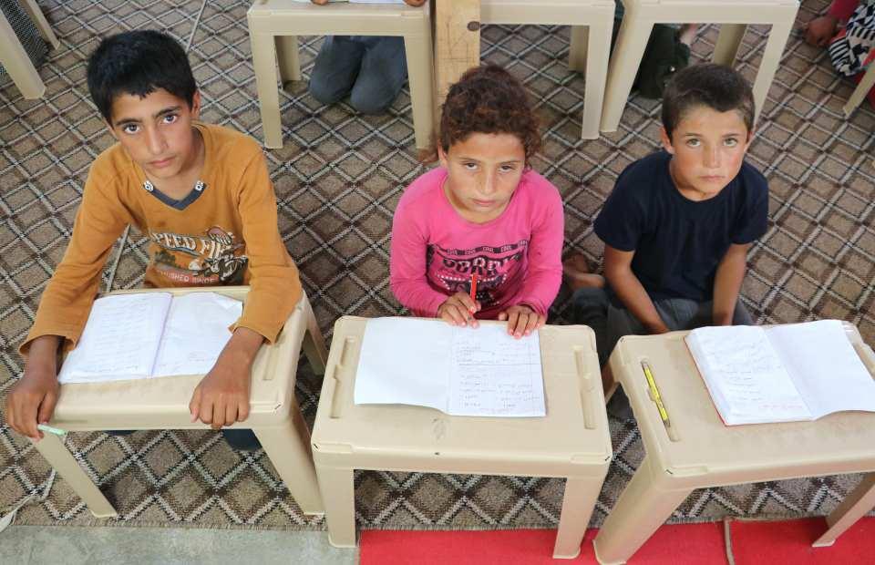 <p>Çadırda kalan ailelerle görüşen Ahmed Muhemit, kendi çadırında çocuklara Türkçe, Arapça ve İngilizce okuma yazma öğretmeye başladı. </p>

<p> </p>
