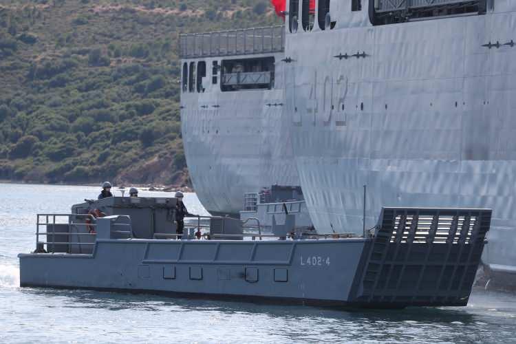 <p><strong>AKSİYON FİLMLERİNİ ARATMAYAN YANGIN TATBİKATI </strong></p>

<p>Gemide 21 kişilik astsubay ve erbaşlardan yangın müdahale ekibi de bulunuyor. Sık sık yangın tatbikatı yapan ekibin bu çalışması aksiyon filmlerini aratmıyor.</p>
