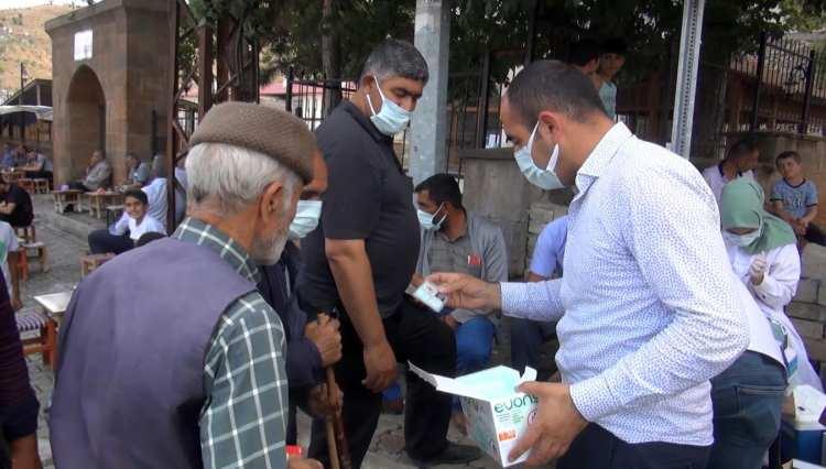 <p> Aşı olmayanlar da bir an önce olsunlar. Bu bir seferberliktir. Aşı kapınıza kadar geldi" sözleri üzerine apartman sakinleri, aşı olabilmek için sıraya girdi. Aydın’ın desteğini alan sağlık ekipleri, çok sayıda kişinin önce kaydını ardından aşılarını yaptı. </p>
