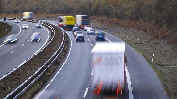 <p>Bu da aynı trafik suçundan çevirmeye girerek yakalanan sürücüye kıyasla daha az bir cezayla atlatmak anlamına geliyor. 1 sene içerisinde ceza puanı 100’e ulaşan sürücülerin sürücü belgeleri 2 ay süre ile ellerinden alınıyor ve yeniden eğitime tabi tutuluyor. Bir yıl içinde üç defa (100) ceza puanını dolduran sürücülerin sürücü belgeleri süresiz olarak iptal ediliyor.</p>
