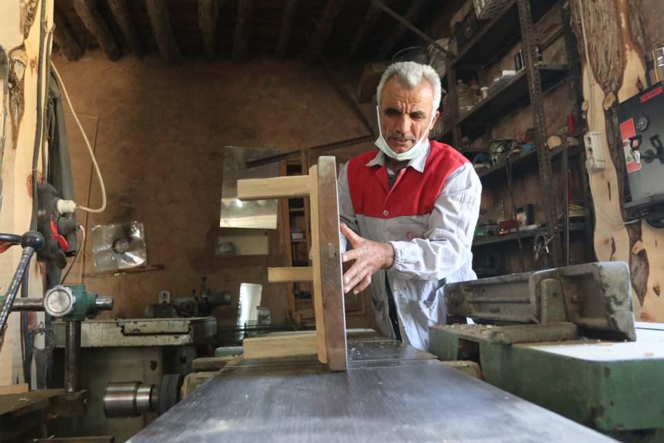 <p>Aslan, yaptıkları ürünleri genelde köyde sattığını dile getirerek, "Bilenler köye gelip alıyor. Bazen sosyal medyadan paylaşıyoruz, oradan sipariş geliyor.</p>