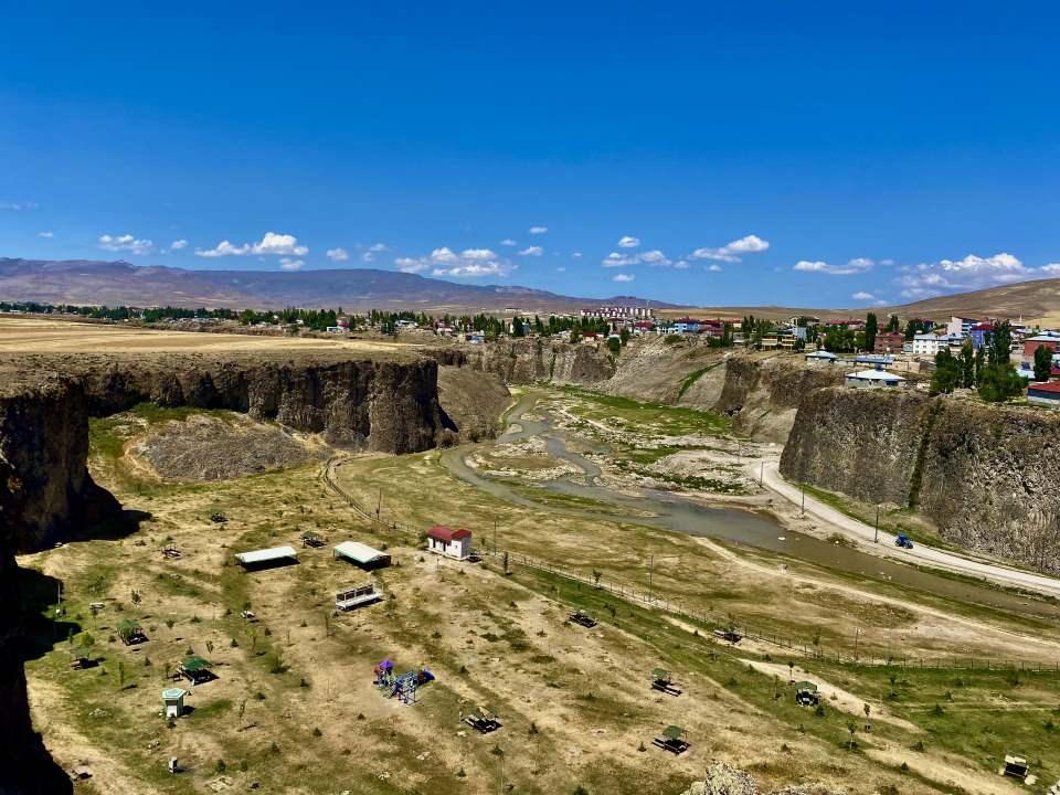 <p>Ağrı’nın Diyadin ilçesinde bulunan ve Doğu Anadolu bölgesinin en önemli akarsularından olan Murat Nehri’nin kaynağından başlayan Murat Kanyonu, kilometrelerce uzunluğu ve aşınma sonucu yamaçlarında oluşan basamak şeklindeki kayalıklarıyla görenlerin ilgisini çekiyor. </p>