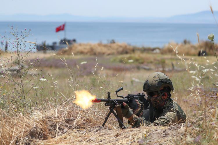 <p>Bayraktar sınıfı LST'ler, yerli ve milli komuta kontrol sistemleri, gelişmiş sensör ve silahları, bünyesinde bulundurduğu süratli çıkarma araçları ve helikopter harekatı icra edebilme yeteneğiyle amfibi harekatta Deniz Kuvvetleri Komutanlığı'nın tüm ihtiyaçlarını karşılayabilecek imkan ve kabiliyettedirler. </p>