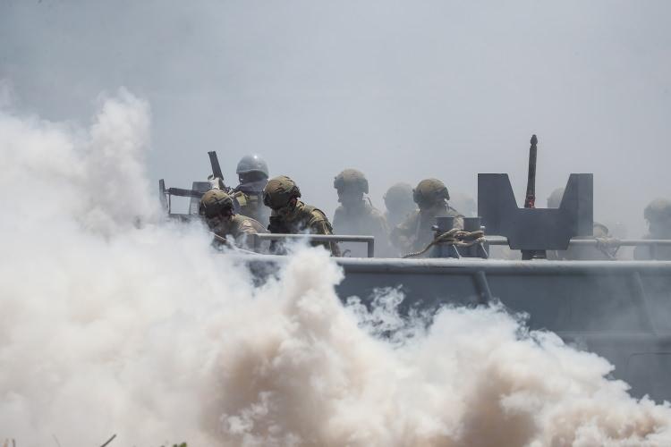 <p>Sınıfında dünyanın en büyüğü olan, yerli ve milli tank çıkarma gemisi TCG Bayraktar gemisinin içi ilk kez Demirören Haber Ajansı tarafından görüntülendi. Mavi Vatan'ın savunucularından biri olan, 20 tank taşıyabilen, 4 LCVP çıkarma aracına sahip ve helikopter harekatı yapabilen TCG Bayraktar 2017'de yüzde 71 yerli sanayi desteğiyle üretildi. </p>

