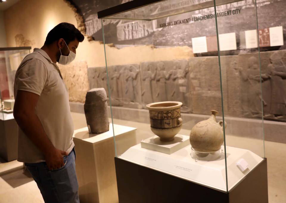 <p>Gaziantep'in Suriye sınırındaki Karkamış ilçesinde bulunan antik kentte, 4 yıl önce yapılan kazı çalışmaları sırasında, üzerinde 'gülücük' emojisi olan su matarası bulundu. </p>