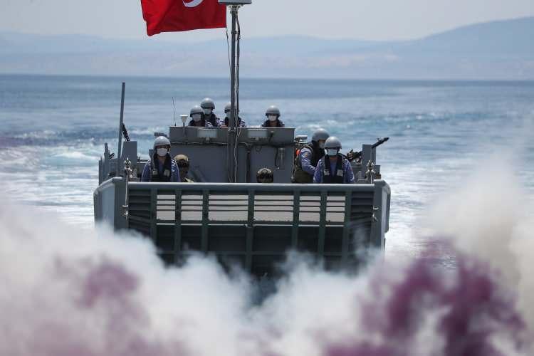 <p>Bayraktar sınıfı LST'lerde bulunan hasta yatakhanesi ve acil müdahale odası ilave cerrah ve tıbbi ekipman ile gerektiğinde NATO standartlarında ROL2 seviyesinde ameliyathane ve yoğun bakı ünitesine dönüşebilmektedir.</p>