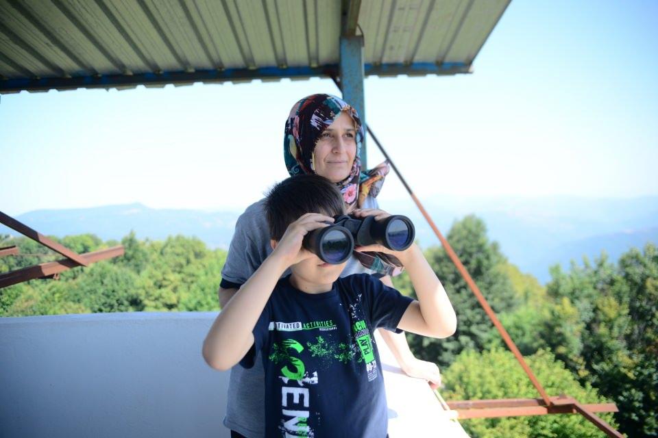 <p>Biz de dürbünle bakıp, bir duman varsa ekiplerimizi o noktaya yönlendiriyoruz" diye konuştu.</p>
<p> </p>