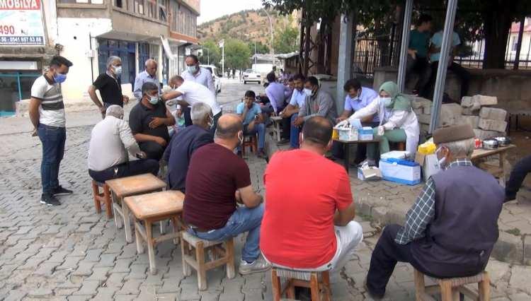 <p>Koronavirüs vakalarının artış gösterdiği, Türkiye'nin aşılama oranı en düşük illeri arasında olan Muş'ta sağlık ekipleri, kapı kapı, kahve kahve gezerek aşılama yaptı.</p>
