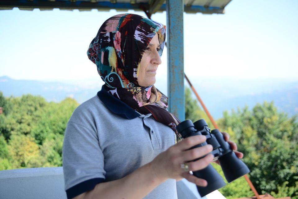 <p>Bu bölgeye hakimim. Yörenin her yerini karış karış biliyorum. Yangının durumuna göre arasöz ya da helikopteri bölgeye yönlendiriyorum. Eşimle birlikte yaz aylarında 5 ay boyuncu burada, 12'şer saat olarak vardiyalı çalışıyoruz. </p>
