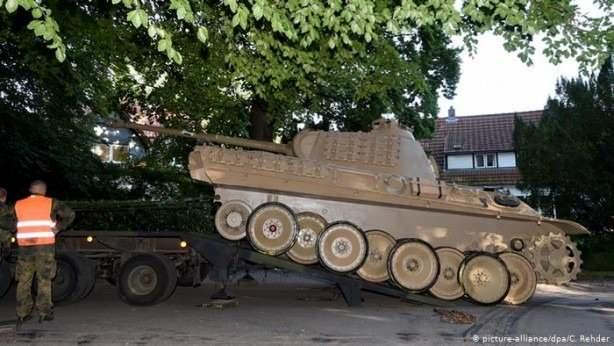 <p>Sanığın avukatı, tankın işlevsel olmadığını ve hurda metal için satın alındığını savunuyor. Diğer taraftan, Alman askerlerinin paletsiz olan tankı çıkarması ve bir kamyona yüklemesi dokuz saat sürdü. Davaya ilişkin nihai kararın ise önümüzdeki ay çıkması bekleniyor.</p>

<p> </p>

