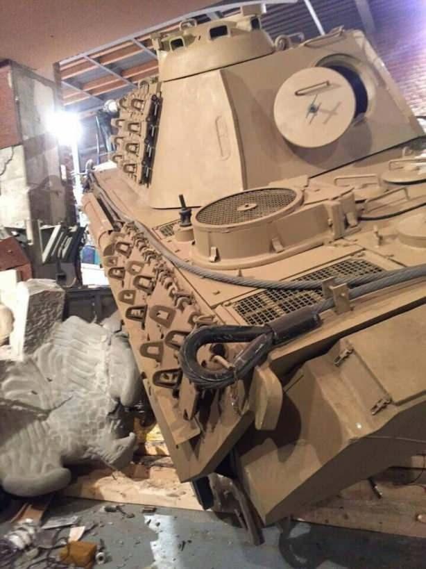 <p><strong>ABD MÜZESİ TANKI SATIN ALMAK İSTİYOR</strong><br />
<br />
Yaşlı adamın avukatına göre, bir ABD müzesi, 50 ton ağırlığında ve 6,7 metre uzunluğundaki 1943 yapımı Panther tankını satın almak istiyor. Birçok uzman tankı, Almanya’nın 2. Dünya Savaşı’nda kullandığı en verimli araç olarak tanımlıyor.</p>

<p> </p>
