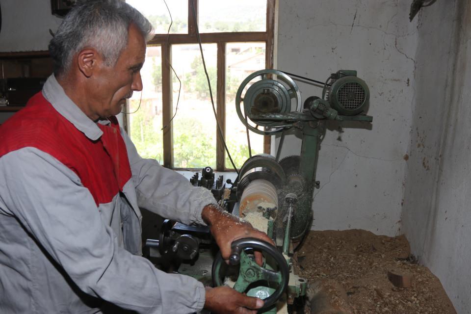 <p>Örneğin bir çalışma yaparken 2 tane kurt resmine benzeyen motif gördüm. Bunu hemen bir masa isimliği yaptım. İnşallah fırsatını bulursam ve kendileri de kabul ederse MHP Genel Başkanı Devlet Bahçeli'ye hediye edeceğim." diye konuştu.<br />
</p>