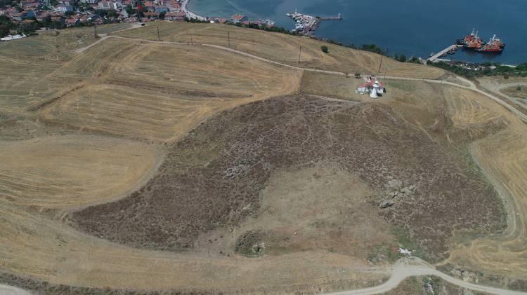 <p>Erdem, kazı alanında sürekli çalışılacağını, böylece bölgenin korunarak kontrol altında tutulacağını sözlerine ekledi.</p>