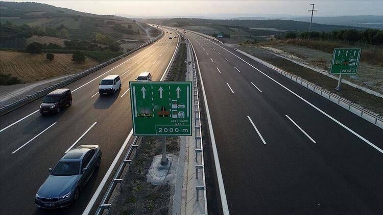 <p><strong>20 KM/S ARTABİLİR </strong></p>

<p>Geçtiğimiz ay İçişleri Bakanı Süleyman Soylu yaptığı açıklamada, Türkiye’nin, son 5 yılda trafik kazalarındaki can kayıplarını yüzde 35 oranında azalttığını vurgulamış ve otoyollarda hız sınırlarının arttırılması için çalışmalar yapıldığını belirtmişti.</p>
