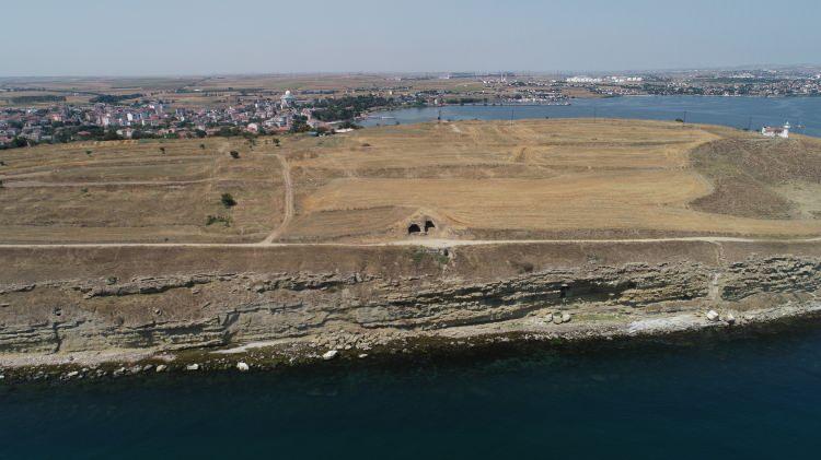 <p>Bu yıl da bölgede önemli çalışmaların yapılacağını ifade eden Hacıoğlu, "Bu kazılarda en büyük amacımız antik kentte bulunan Trakya'nın en büyük tiyatro alanının ortaya çıkarılması. Bununla beraber akropolde yapılacak kazılarla da bir tarih canlanacak." dedi.</p>
