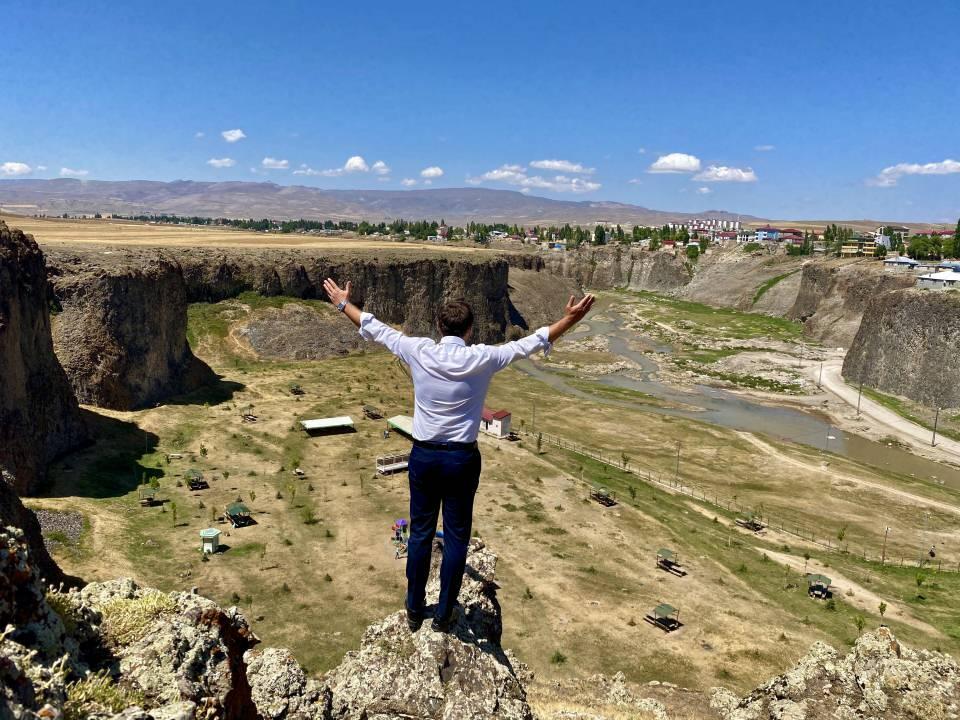 <p>Ağrı’nın Diyadin ilçesinde bulunan ve kilometrelerce uzunluğa sahip olan Murat Kanyonu, doğal güzellikleri ve eşsiz manzarasıyla ziyaretçilerini ağırlıyor.<br />
</p>