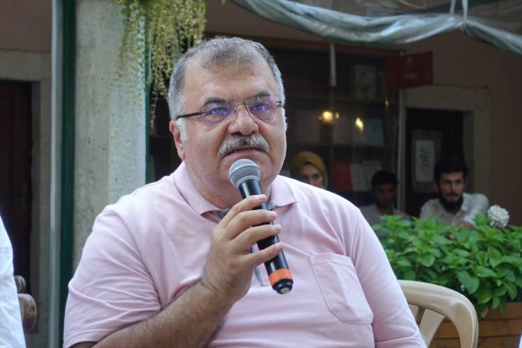 <p>Yazar Erol Erdoğan, Çin'e giden Gültekin'in Tiananmen Meydanı'nda Sezai Karakoç'un Masal şiirini okuduğunu anlattı.</p>
<p>Hayra vesile olanın hayrı yapan gibi olduğu Hadis-i şerifini hatırlatan Erdoğan, Asım'ın yol arkadaşları olarak açtığı yoldan ilerlemek durumunda olduklarını ifade etti.</p>
<p>Erdoğan, "Asım'ın başlattığı her ne güzel iş ve nasıl bir yol varsa, Asım'ın yol arkadaşlarına da o yolu kapatmamak, o yolu, o çığırı devam ettirmek düşer. Buna Çin'in o meydanında şiir okumak da dahildir." şeklinde konuştu.</p>