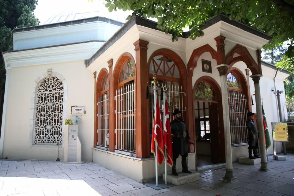 <p>Sevim, Osman Gazi'nin hastalığı nedeniyle 1324'ten itibaren devletin yönetimini vekaleten oğlu Orhan Gazi'ye devrettiğini anlattı.</p>

<p>Bursa kuşatması sırasında Osman Gazi'nin oğlu Orhan Gazi ile arasında, Balabancık Hisarı'ndaki kalede bir diyalog geçtiğini kaydeden Sevim, "Osman Gazi, göstererek, 'Ey oğul, beni Gümüşlü Kümbet'e koyasın' demiştir. Bursa'nın fethinden sonra Osman Gazi'nin gösterdiği kubbe, fethin nişanesi olarak camiye dönüştürülmüştür. Orhan Gazi, babasının vasiyetini yerine getirerek, onu 'Gümüşlü Kümbet' olarak tanınan ve sonradan türbeye çevrilen eski şapele defnediyor." dedi.</p>

<p> </p>
